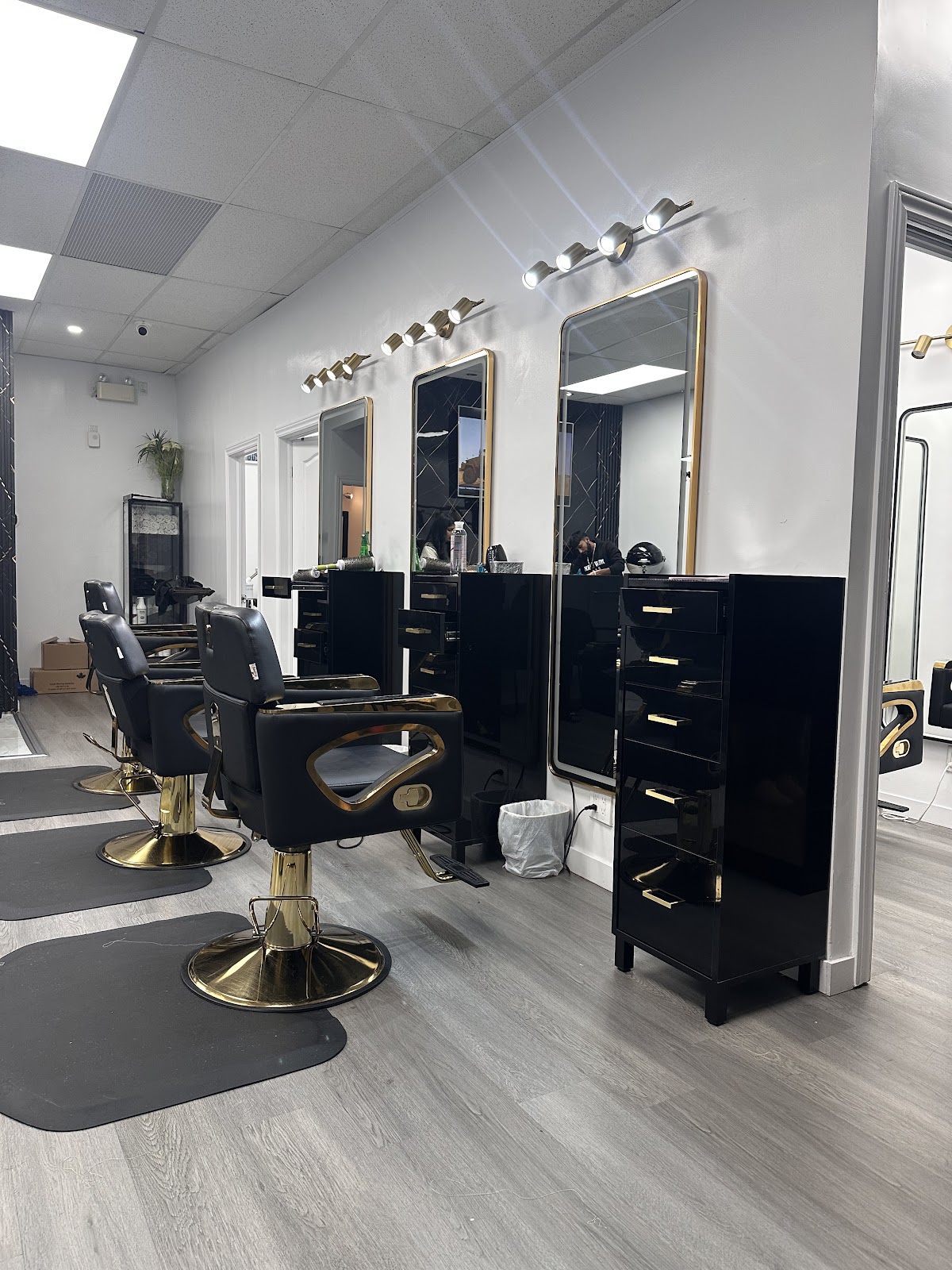 Outlook Salon & Spa - Mississauga, ON - Barbershop in Mississauga