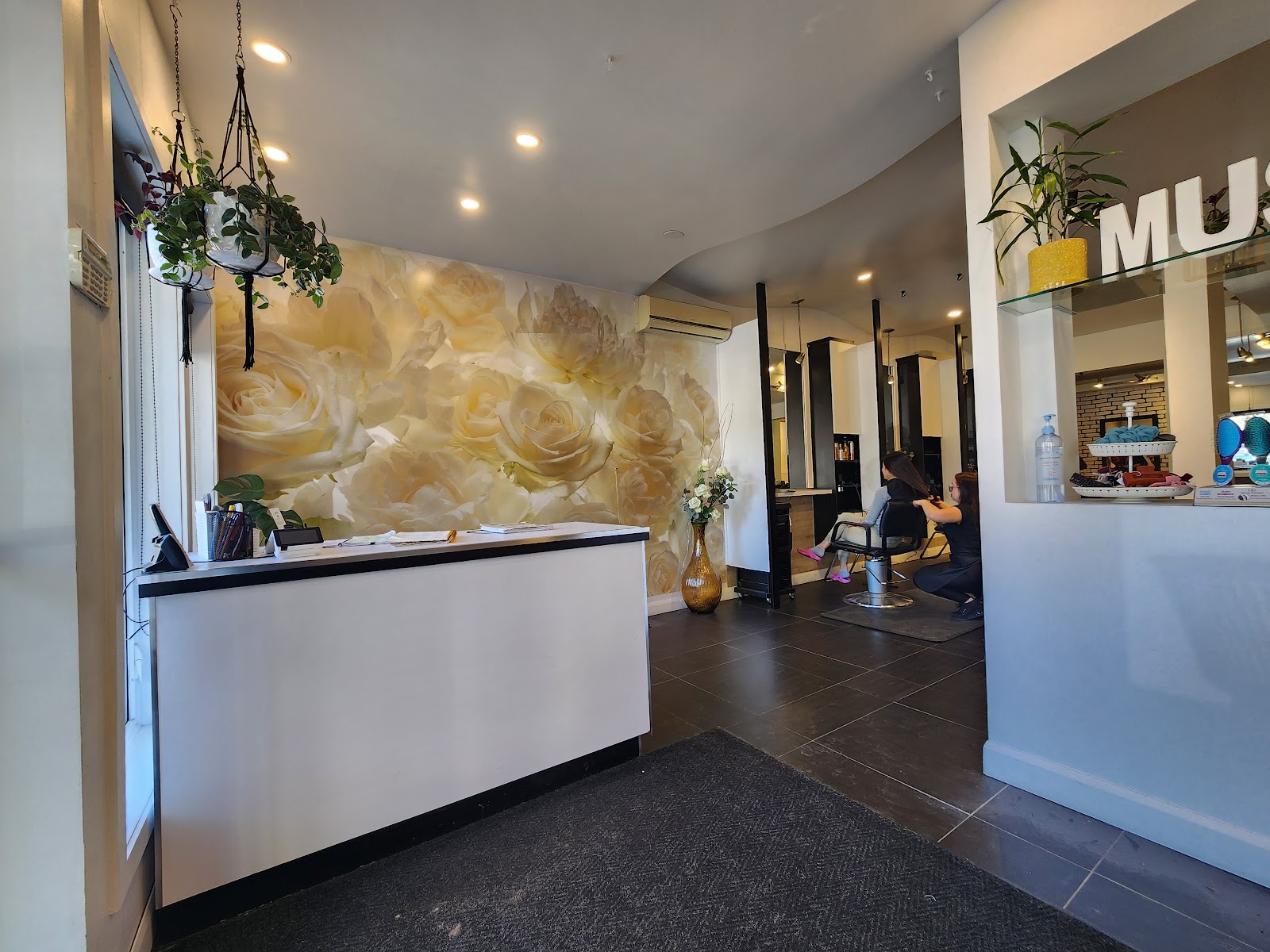 Salon Must Coiffure & Esthétique - Hair Salon in Chicoutimi
