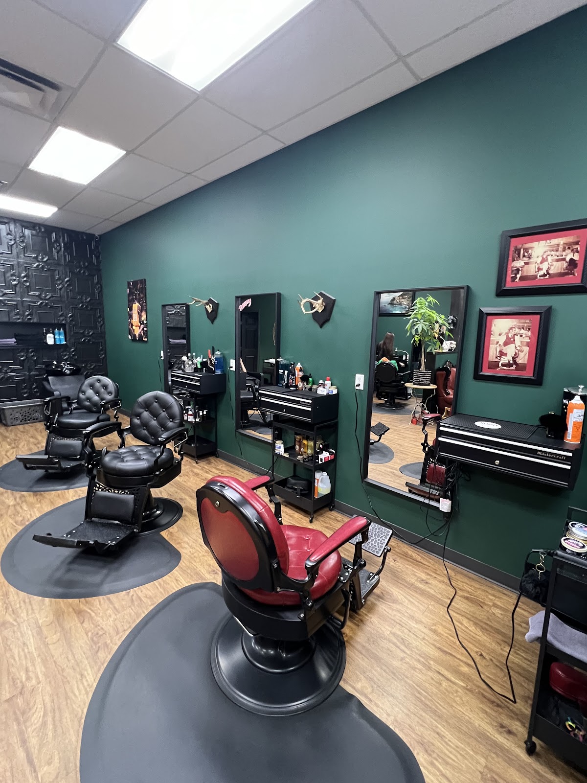 Doogie's Barbershop - Barbershop in Red Deer
