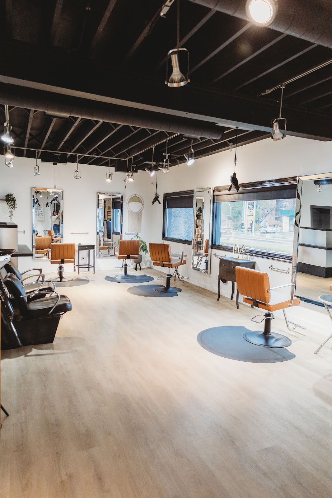 HQ Style Lounge - Hair Salon in Winnipeg