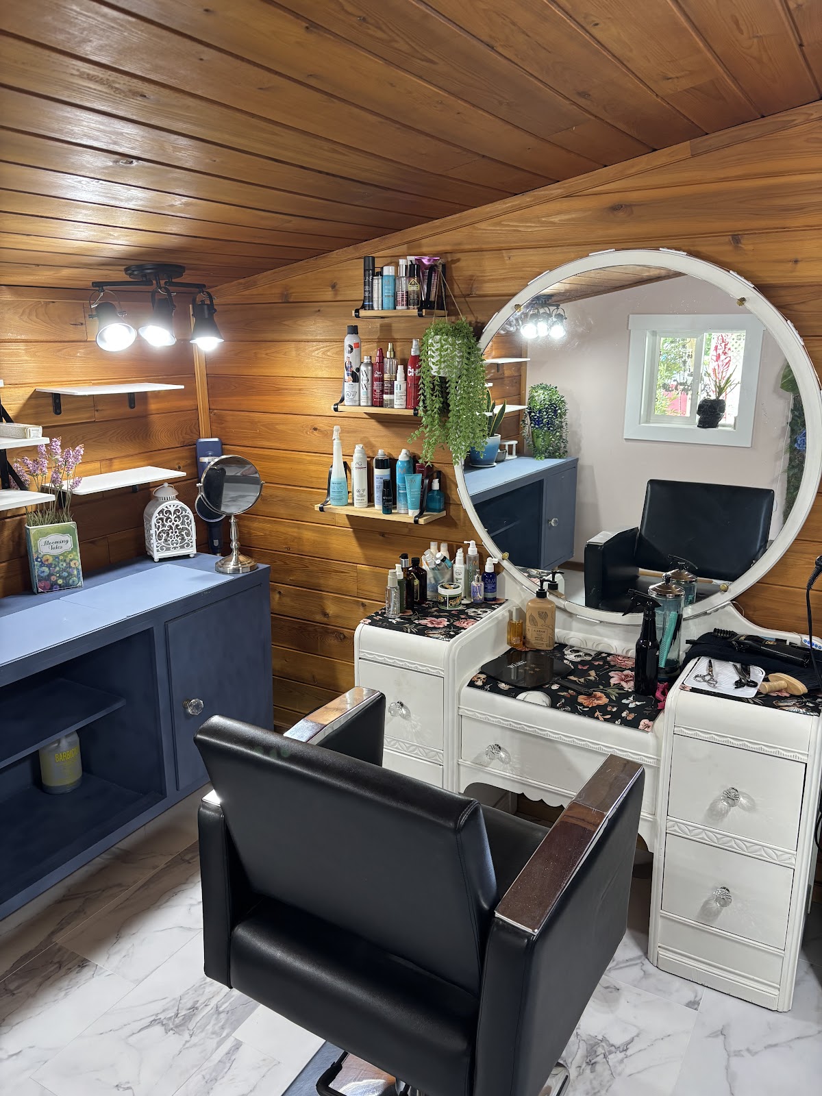 Hot on Top Salon - Hair Salon in Regina