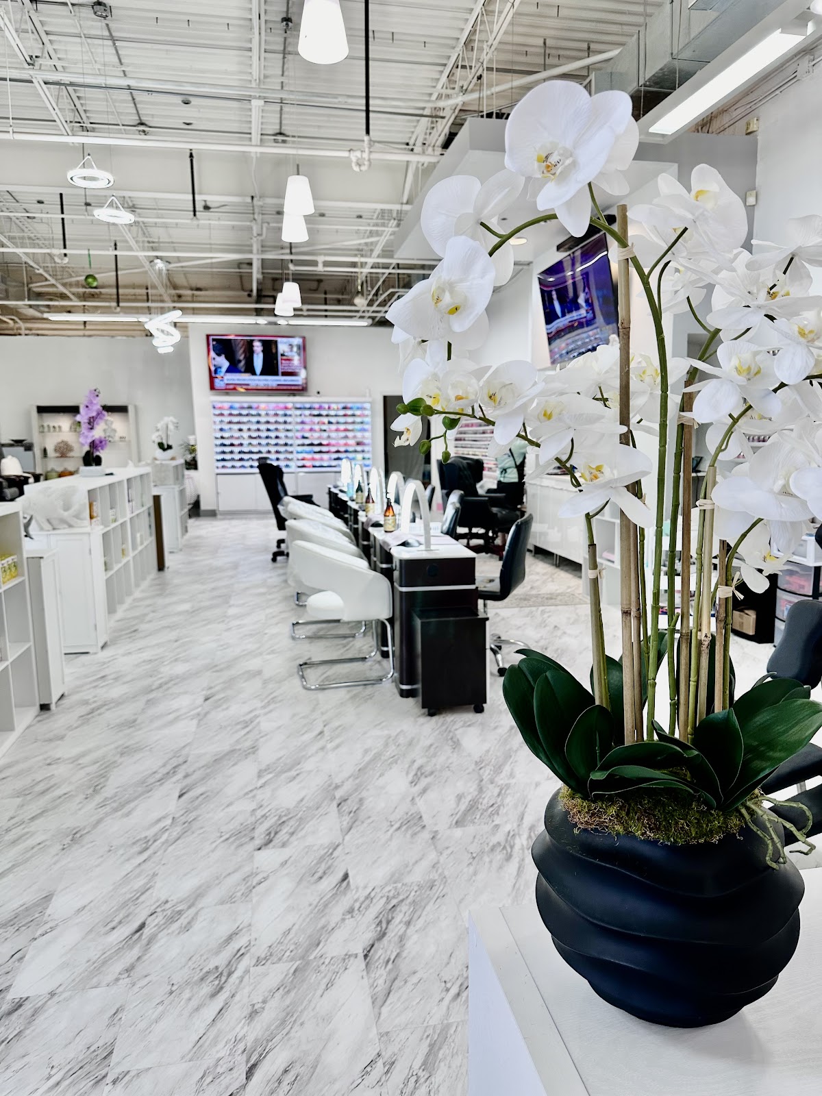 Lux Nails & Spa - Nail Salon in Montgomery
