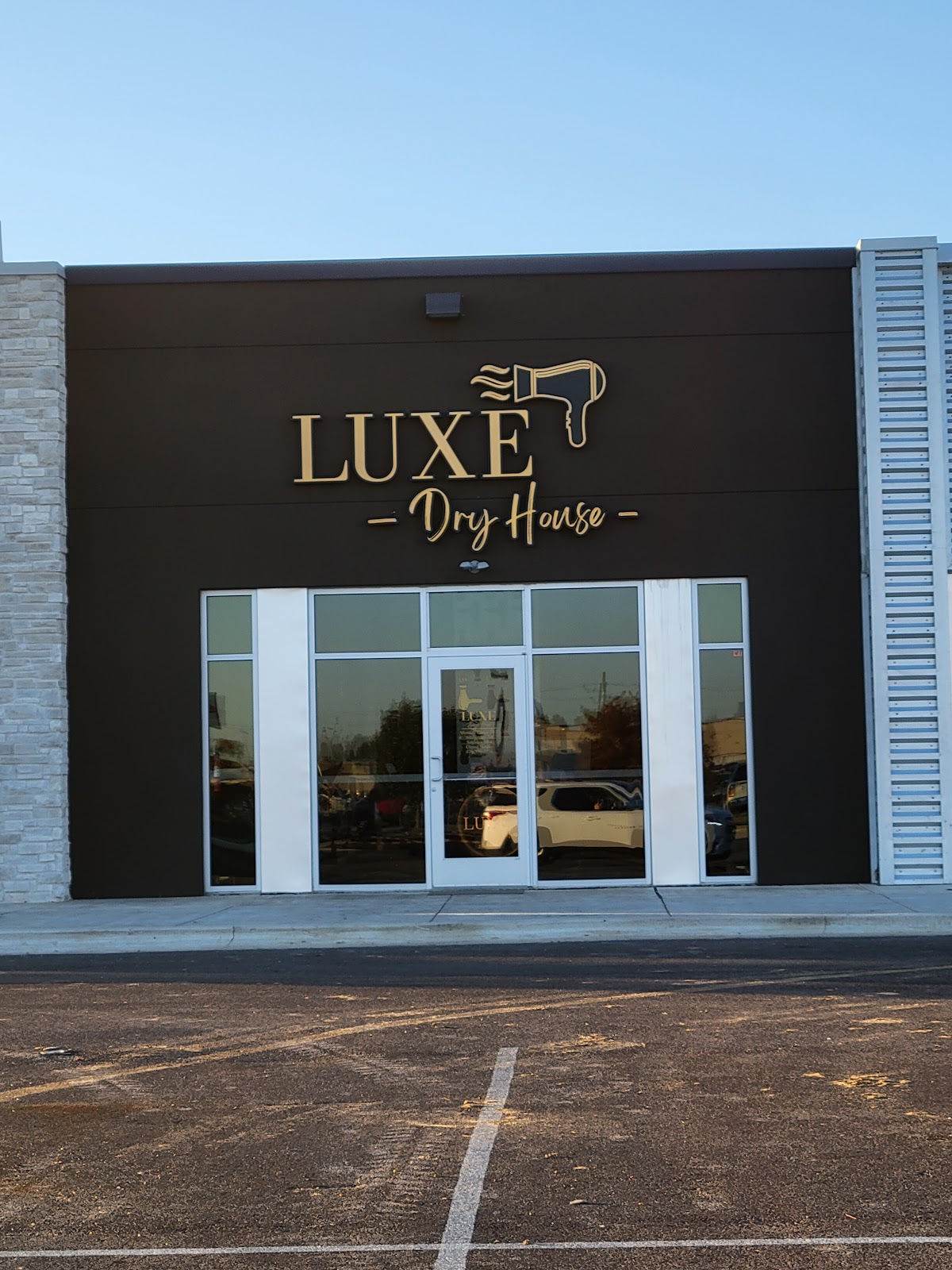 Luxe Dry House - Hair Salon in Jonesboro