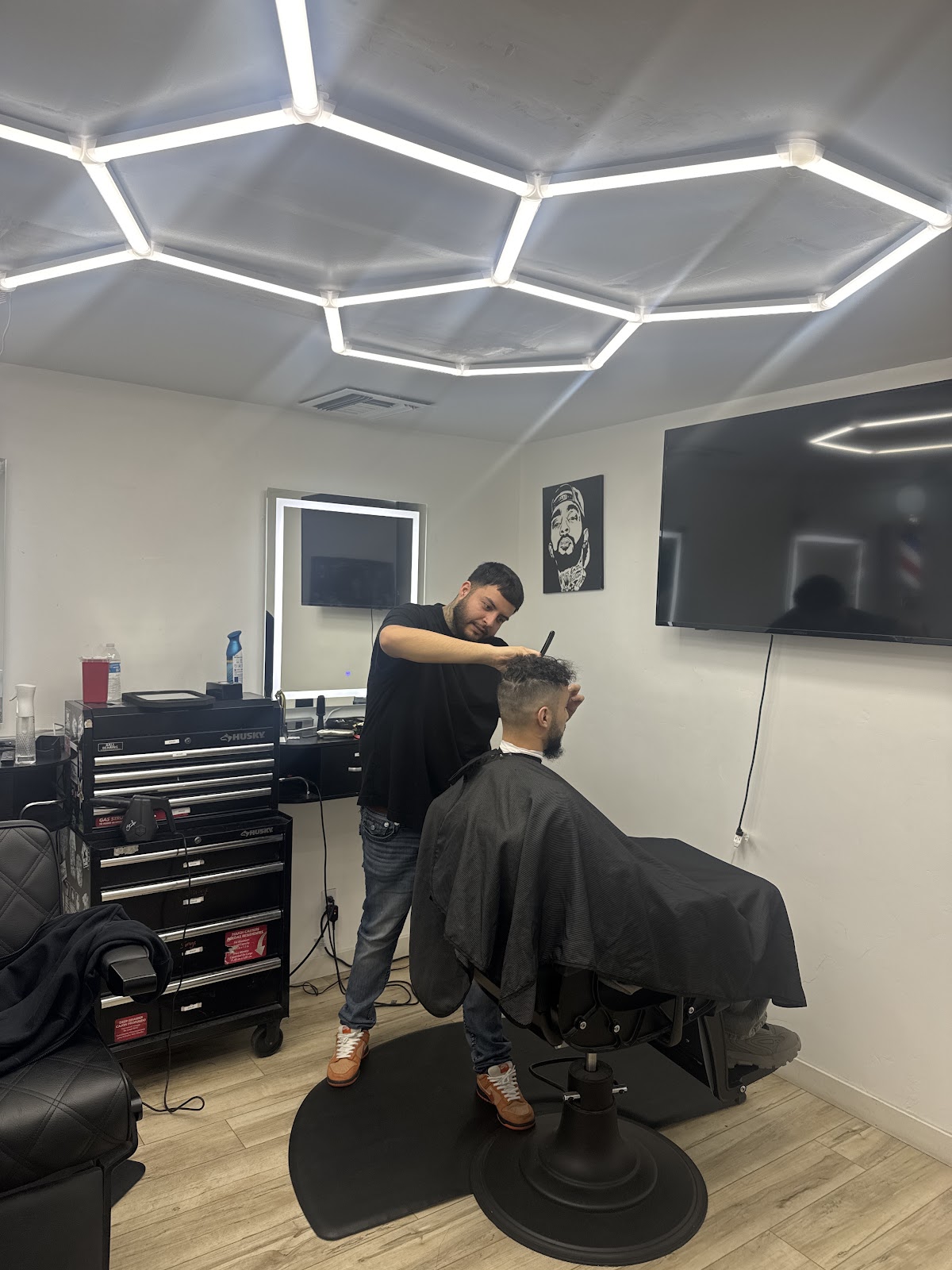 Luxury barber lounge - Barbershop in San Diego