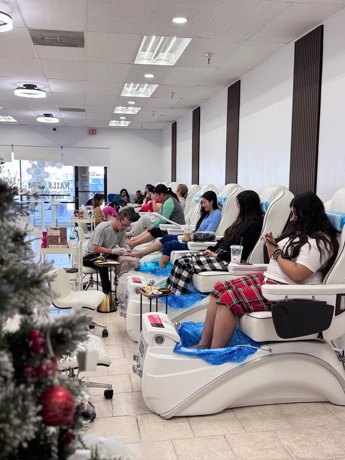 Moshi Nail Spa & Lashes - Nail Salon in Bakersfield