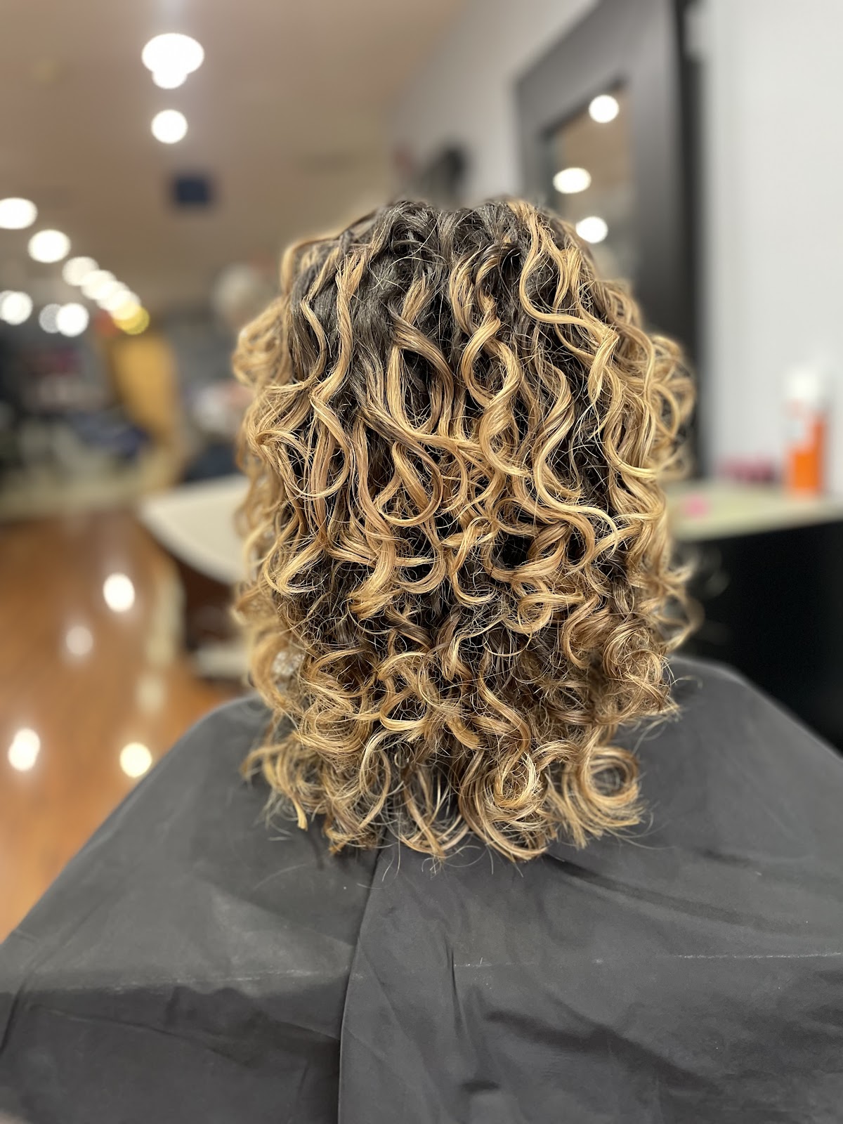 Blondie's Spa Hair Studio - Beauty Spa in Washington