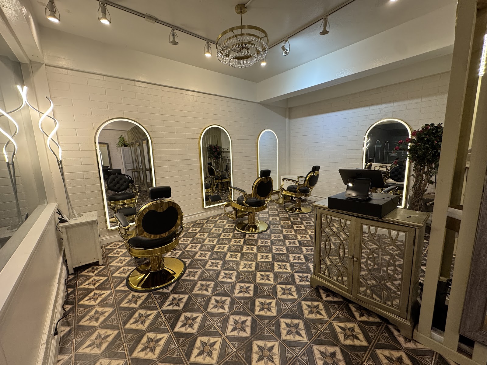 MiO's Designs Barbershop - Waikiki - Barbershop in Honolulu
