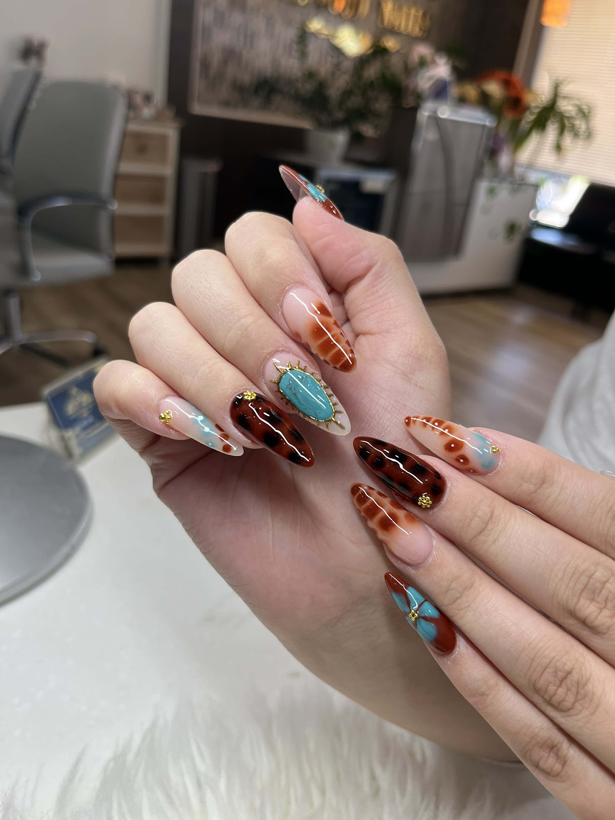 Hollywood Nail's - Nail Salon in Evansville