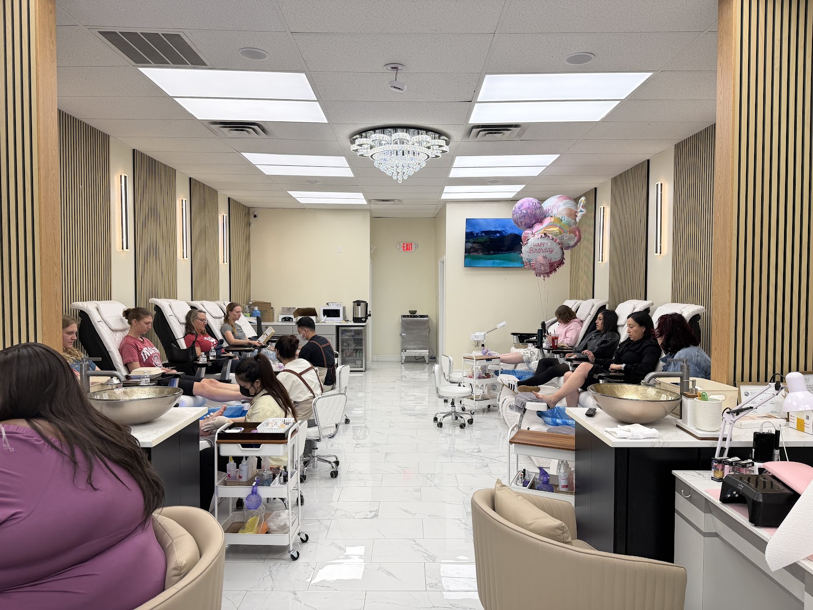 LUXE NAIL SPA - Nail Salon in Bloomington