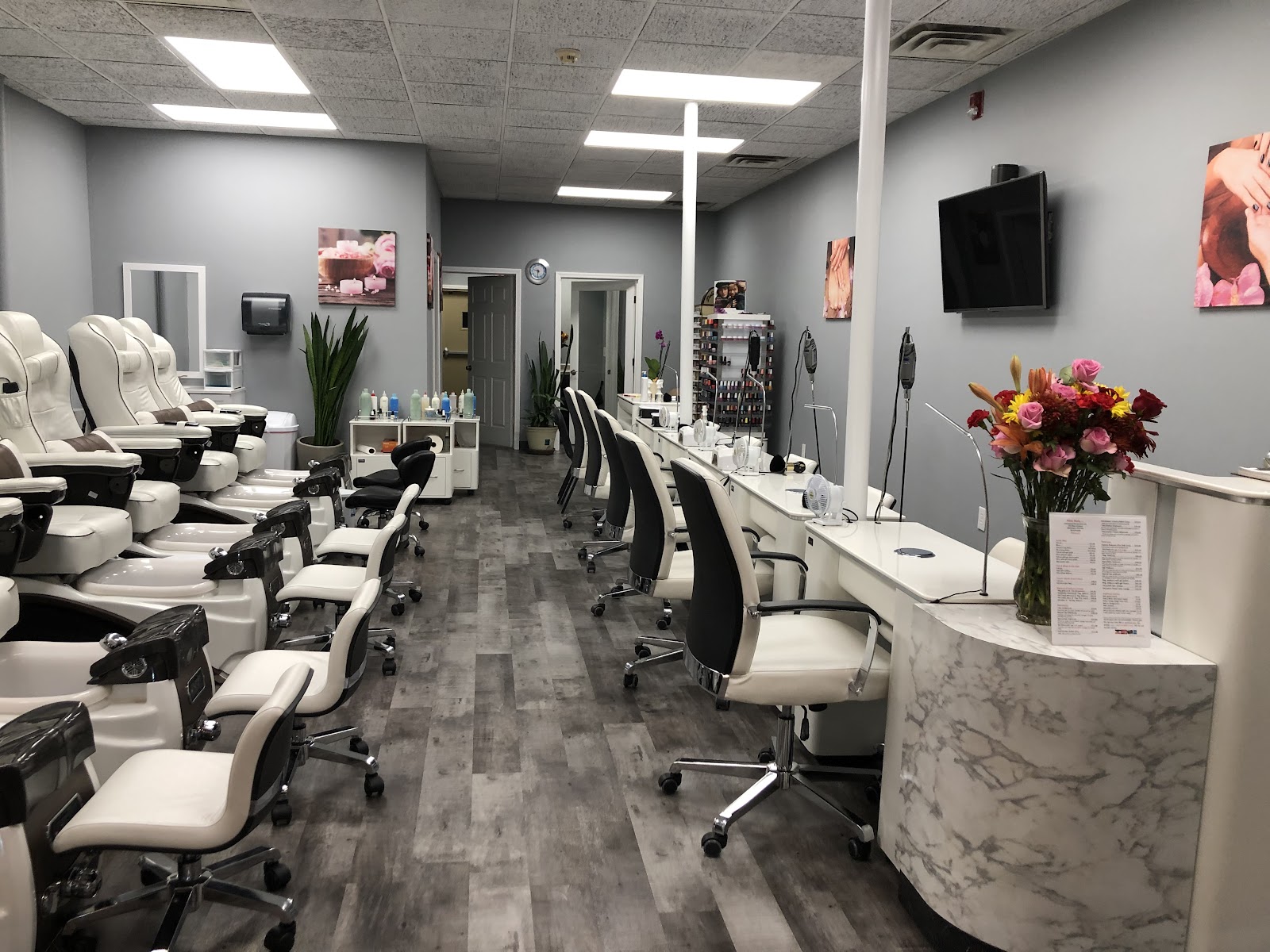 Nikki Nails,LLC - Nail Salon in Bloomington