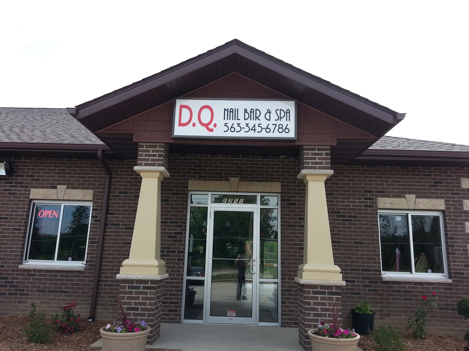DQ Nail Bar - Nail Salon in Davenport