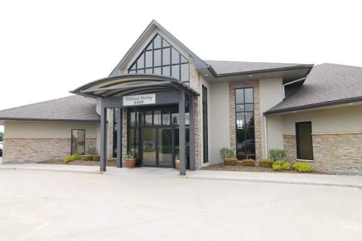 William Wesley Grand Salon & Spa - Nail Salon in Davenport