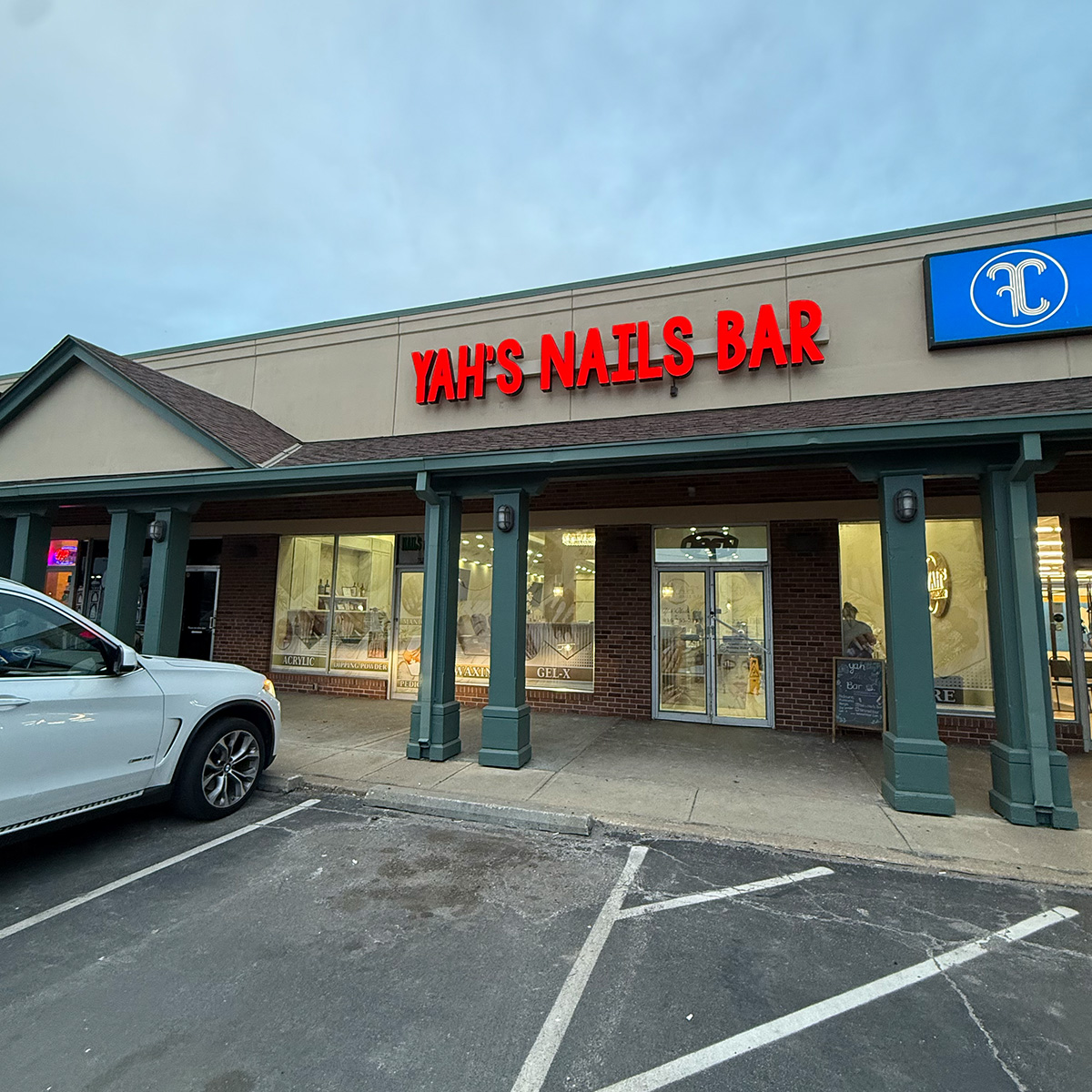 Yah's Nails Bar - Nail Salon in Kansas City