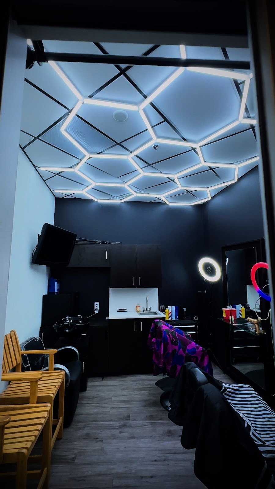 KD cuts barber shop - Barbershop in Bloomington