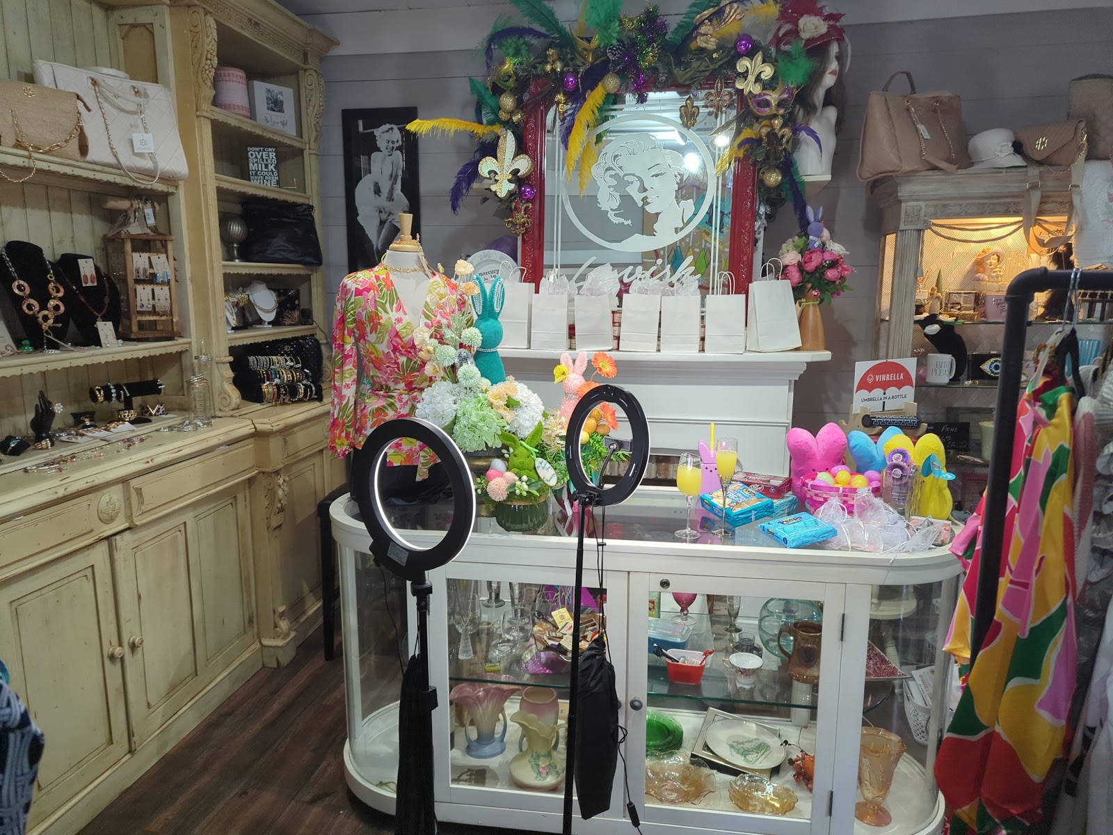 Lavish Salon - Hair Salon in Biloxi
