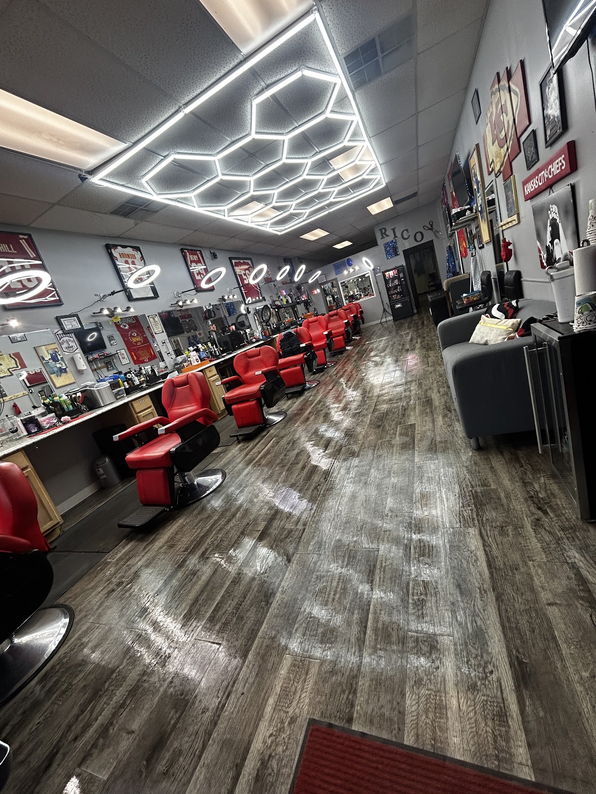 Ricos cutz - Barbershop in Independence