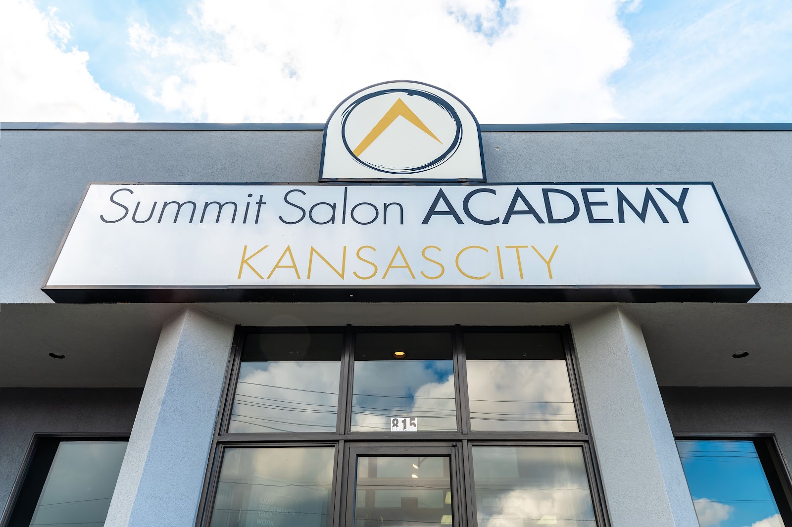 Summit Salon Academy Kansas City - Barbershop in Independence
