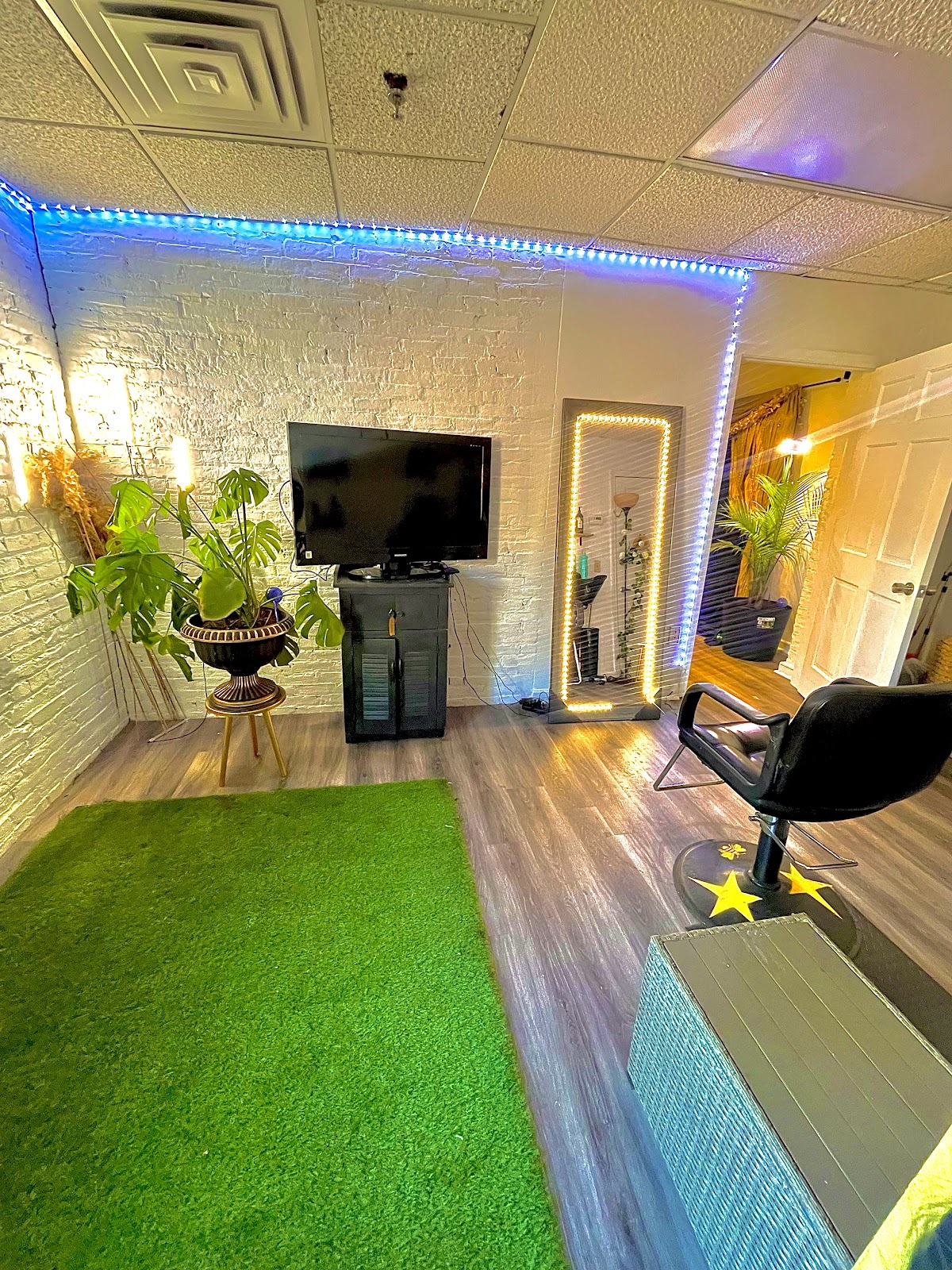 Naturally Crowned Hair Therapy - Hair Salon in Syracuse