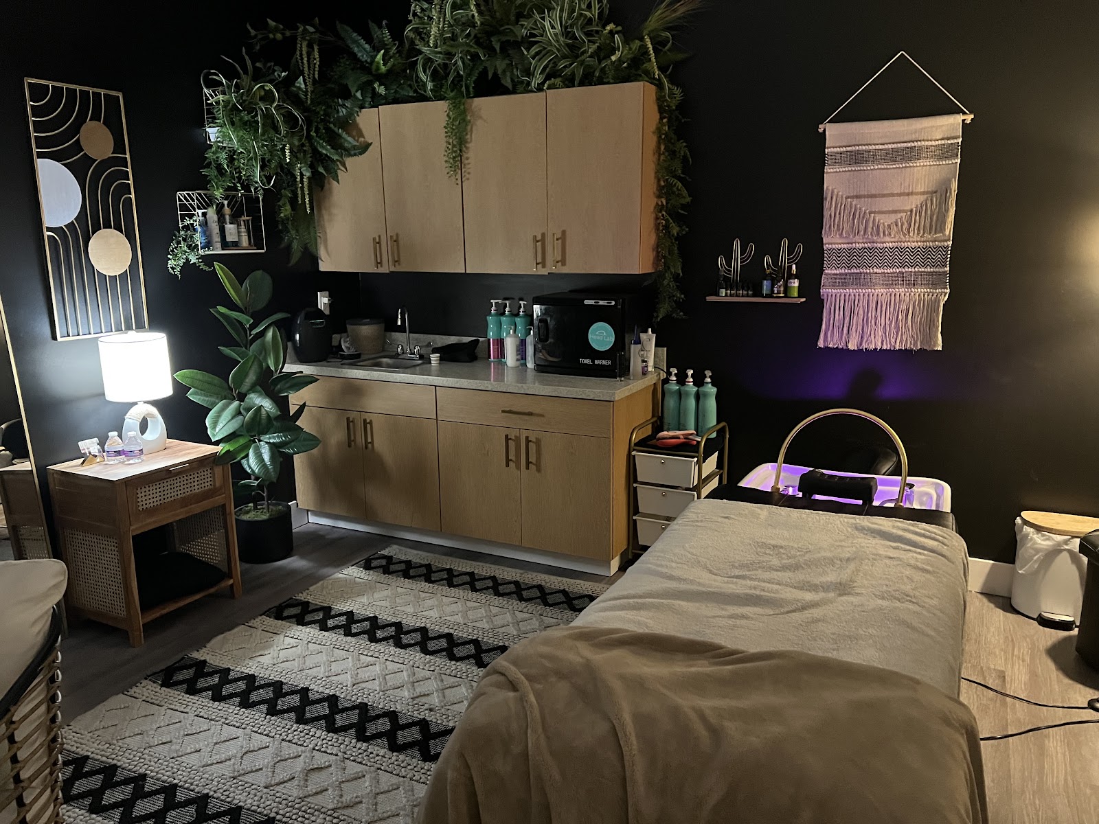Mane tHAIRapy Head Spa - Hair Salon in Allentown