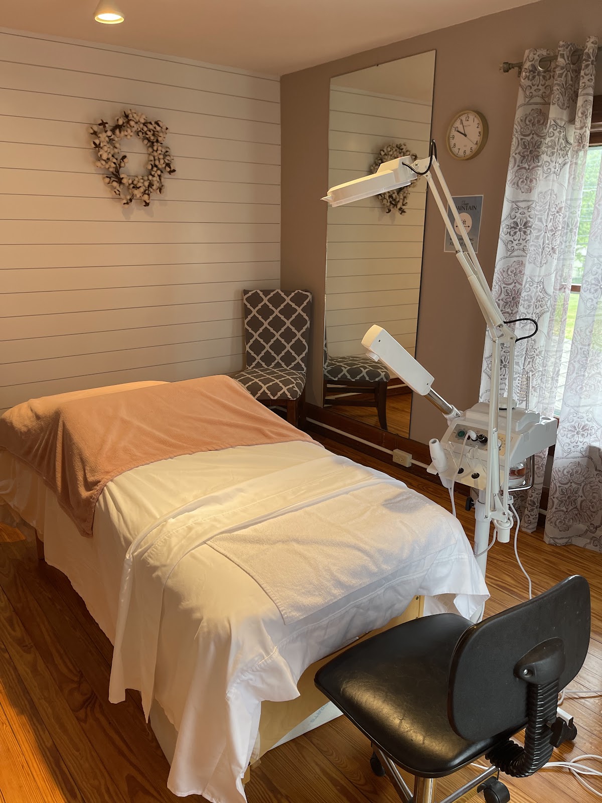 A Cut Above By Nina Ferrare - Nail Salon in Erie