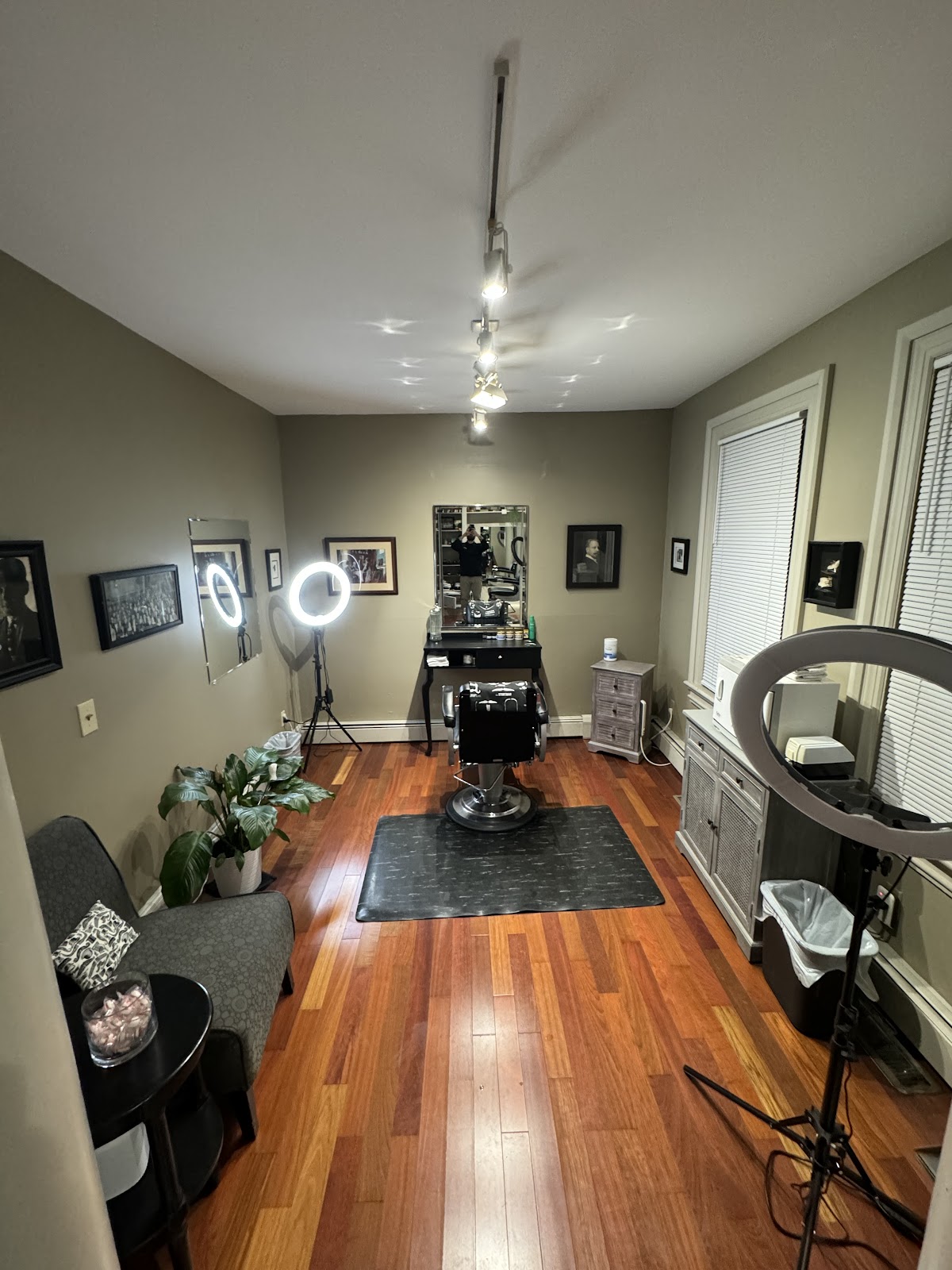 Chez Moustache - Barbershop in Providence