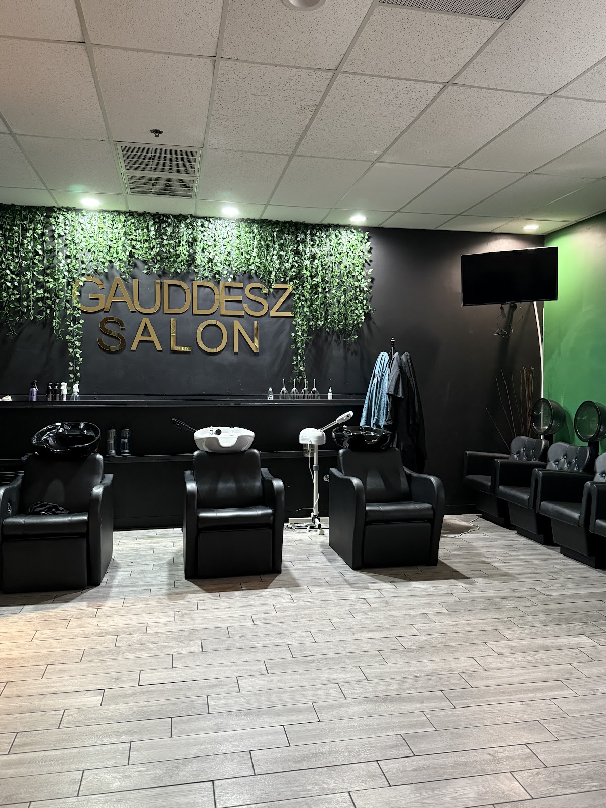 Curls Avenue Salon - Nail Salon in Memphis