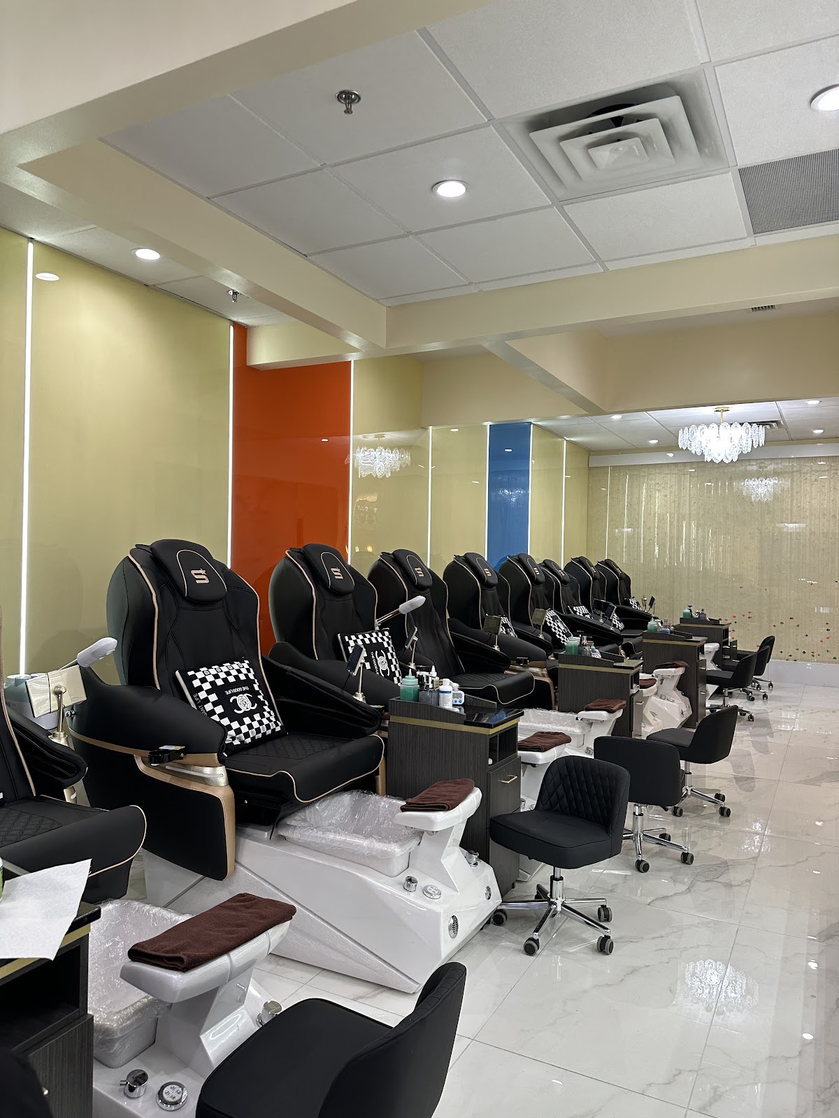 Bling Bling nails - Nail Salon in Norfolk