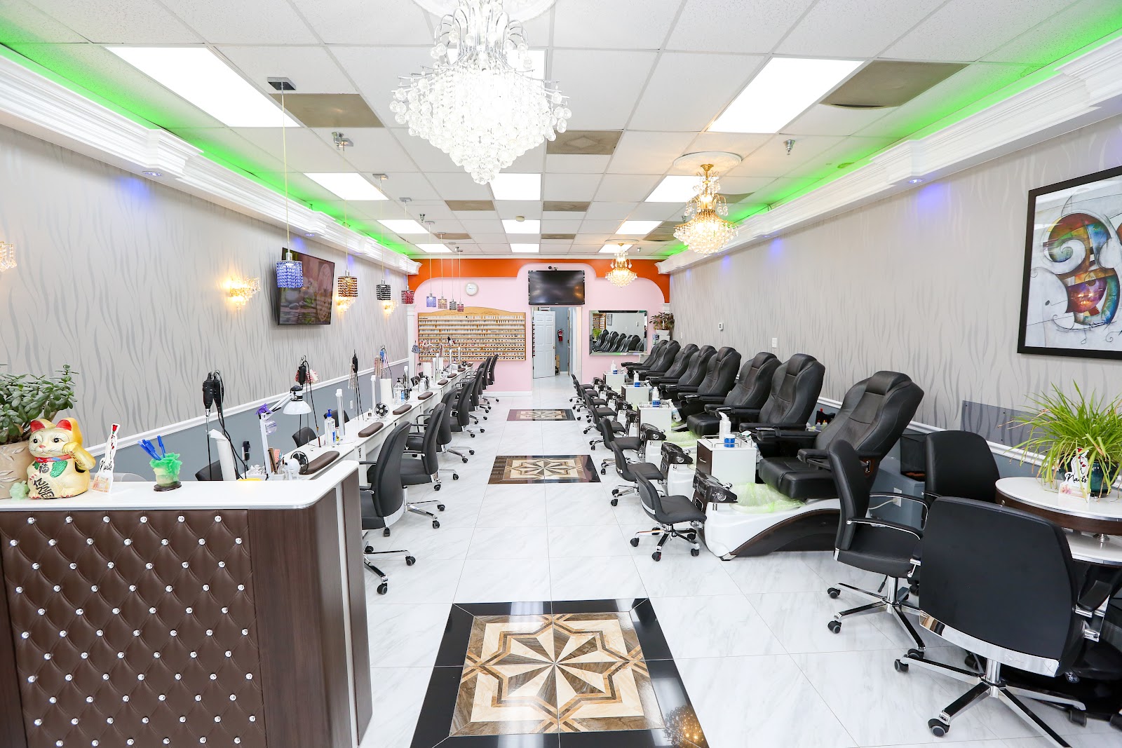 Crystal Nails - Nail Salon in Norfolk